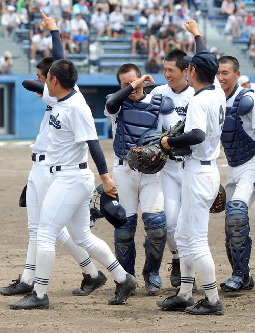 優勝を果たし、喜びのあまり涙する静岡の小岩