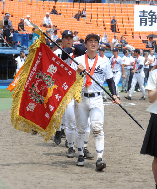 優勝旗を持ち、胸を張って行進する静岡の小岩