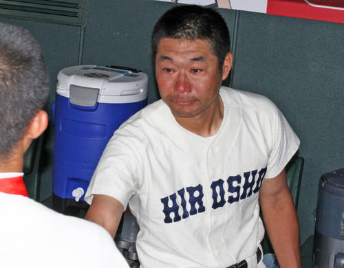 涙ながらに選手と握手かわす広島商・荒谷監督（撮影・前原淳）