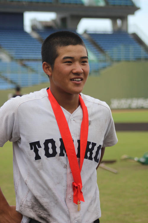 富島対小林西　試合後のインタビューに答える富島・松浦佑星内野手（撮影・中牟田康）