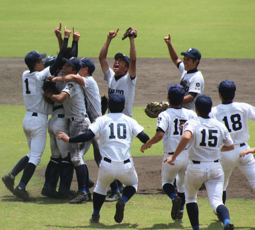 富島対小林西　優勝の瞬間、マウンドで喜びを分かち合う富島の選手たち（撮影・中牟田康）
