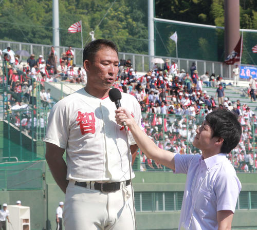 お立ち台で話す智弁和歌山・中谷監督（撮影・松本直也）