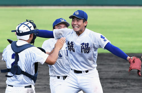 春夏連続の甲子園出場を決め捕手の進藤と抱き合う筑陽学園・西舘（撮影・今浪浩三）