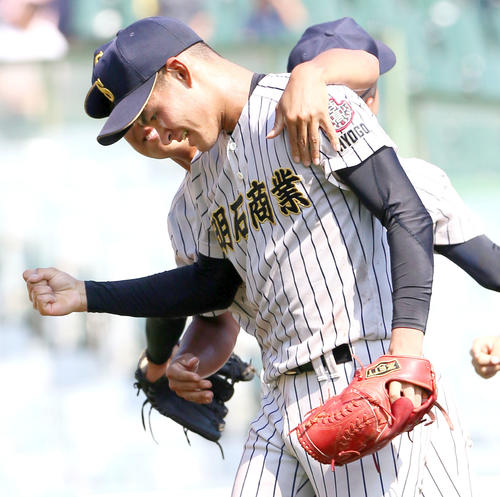 明石商対神戸国際大付　逆転で優勝を決めガッツポーズする明石商エース中森俊介（撮影・上山淳一）