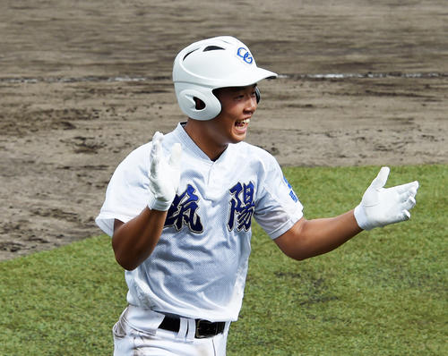 6回表筑陽学園2死一塁、進藤勇也は左越えに勝ち越しの2点本塁打を放ち、生還し雄たけびを上げる（撮影・今浪浩三）