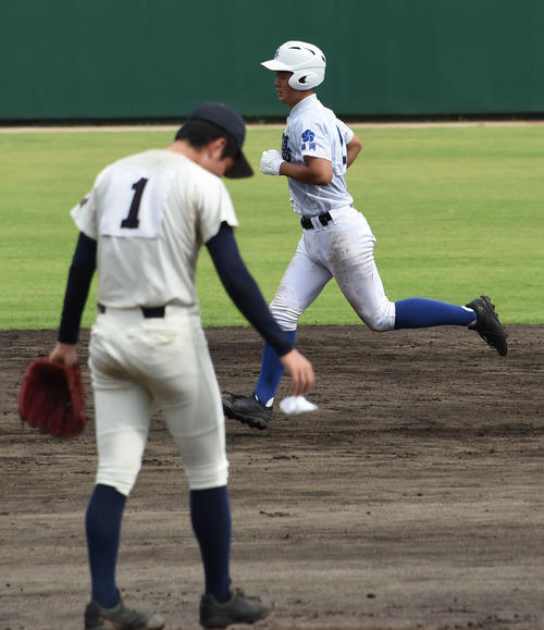 福岡県決勝　筑陽学園対西日本短大付　6回表筑陽学園2死一塁、進藤勇也は左越えに勝ち越しの2点本塁打を放ち二塁を回る、手前は西日本短大付の江崎陸（撮影・今浪浩三）