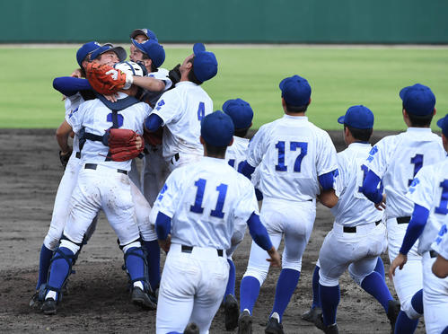 福岡県決勝　筑陽学園対西日本短大付　春夏連続の甲子園出場を決め抱き合って喜ぶ筑陽学園ナイン（撮影・今浪浩三）