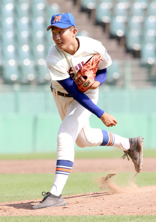 明石商対神戸国際大付　9回表明石商無死一、二塁、松本凌人に代わって鍵翔太が登板する（撮影・上山淳一）