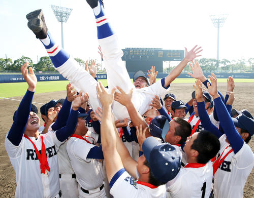甲子園出場を決め、ナインに胴上げされる履正社・岡田監督（撮影・前田充）