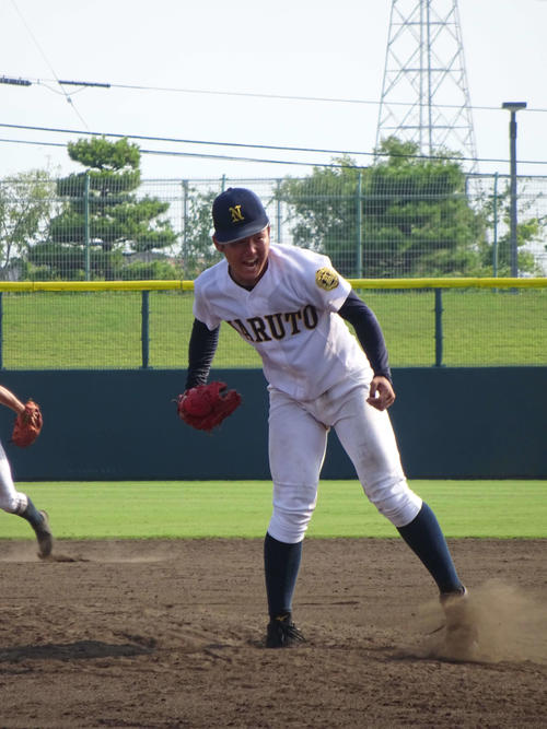 8回裏無死一、二塁のピンチを3者連続三振で切り抜けた鳴門の左腕・西野（撮影・加藤裕一）