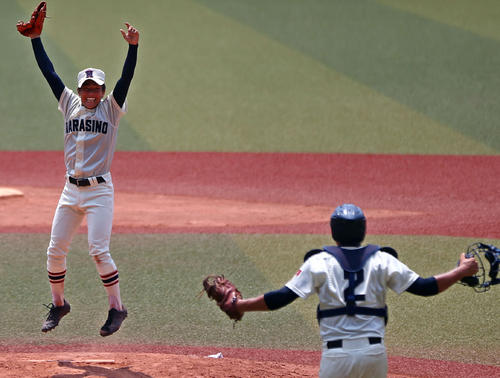 7月25日の千葉決勝　習志野対八千代松陰　優勝の瞬間、跳びはねて喜ぶ習志野・山内（左）（撮影・伊作将希）