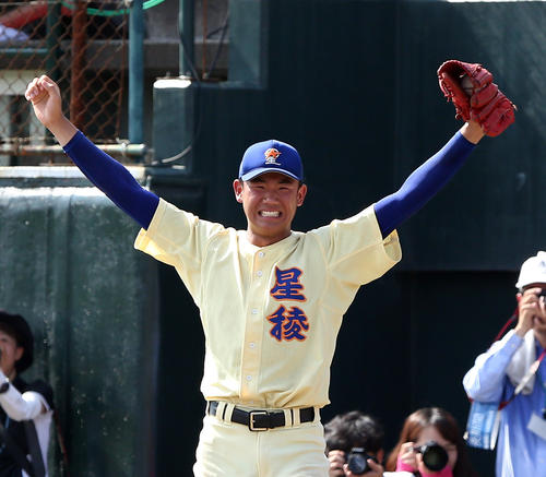 7月28日の石川大会決勝　星稜対小松大谷　9回表星稜2死満塁、東海林が満塁本塁打を放ちガッツポーズしながら、涙ぐむ奥川（撮影・大野祥一）