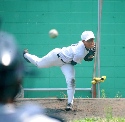 ブルペンで甲子園入り前の最後の投球練習をする南（撮影・斎藤慎一郎）