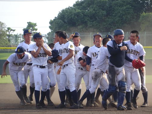 2年連続13度目の夏の甲子園出場を決め、歓喜に沸く鳴門ナイン（撮影・加藤裕一）