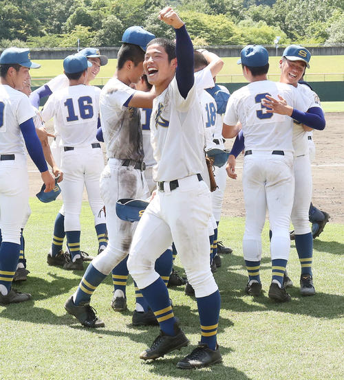 優勝し応援席の仲間へ向かってガッツポーズをする聖光学院・須藤