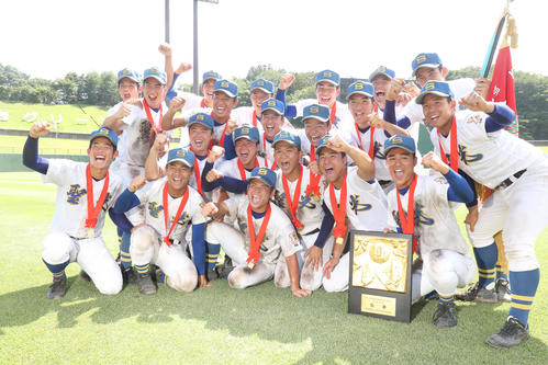 13連覇を達成し記念撮影する聖光学院の選手たち（19年7月28日撮影）