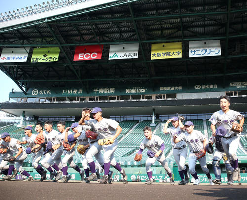 甲子園練習でグラウンドに駆け出す花巻東ナイン（撮影・上山淳一）