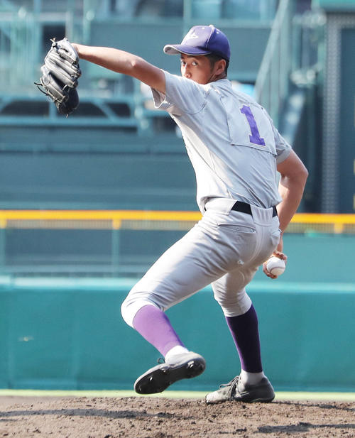 甲子園練習でマウンドから投球する花巻東・西舘（撮影・野上伸悟）