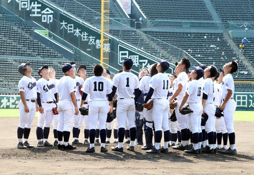 甲子園練習でマウンドに集まり空を見上げる秋田中央の選手たち（撮影・野上伸悟）