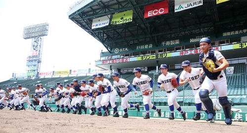 第101回全国高校野球選手権大会・甲子園練習　甲子園練習でグラウンドに駆け出す履正社ナイン（撮影・上山淳一）＝2019年8月1日、甲子園球場