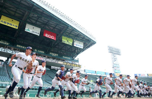 子園練習でグラウンドに駆け出す明石商ナイン（撮影・上山淳一）