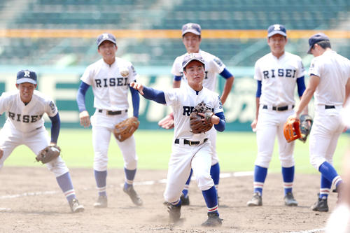 第101回全国高校野球選手権大会・甲子園練習　甲子園で練習をする履正社ナイン（撮影・上山淳一）＝2019年8月1日、甲子園球場