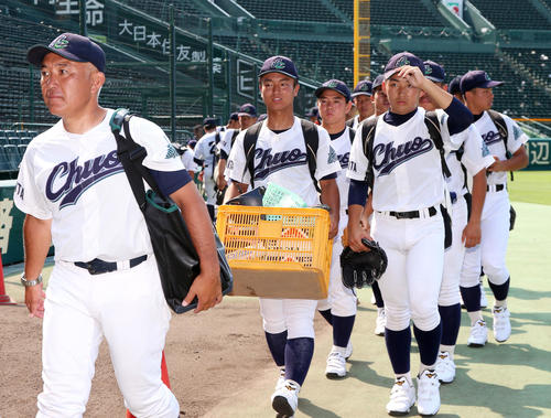 第101回全国高校野球選手権大会・甲子園練習　甲子園練習でグラウンドに現れる秋田中央ナイン（撮影・上山淳一）＝2019年8月1日、甲子園球場