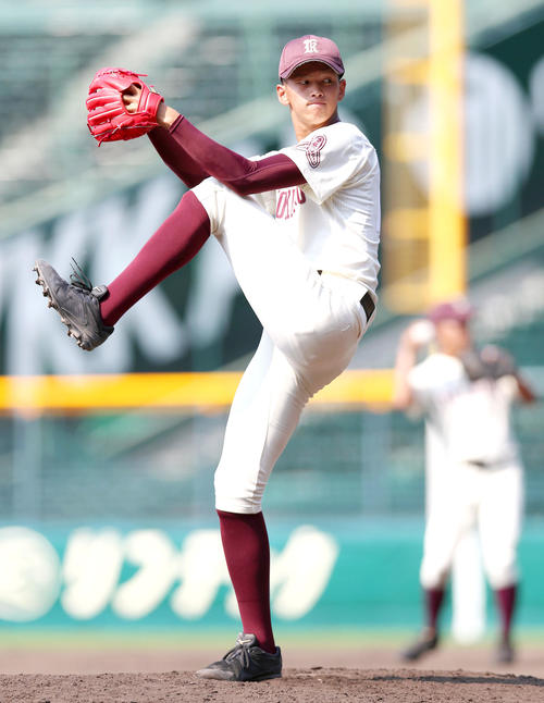 第101回全国高校野球選手権大会・甲子園練習　旭川大高のエース能登嵩都は甲子園練習でマウンドに上がり投球練習を行う（撮影・上山淳一）＝2019年8月1日、甲子園球場