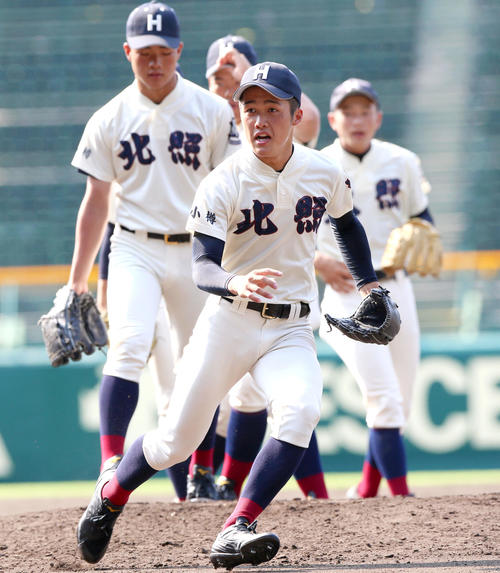 第101回全国高校野球選手権大会・甲子園練習　甲子園で練習をする北照ナイン（撮影・上山淳一）＝2019年8月1日、甲子園球場