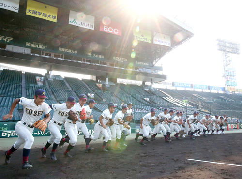 第101回全国高校野球選手権大会・甲子園練習　甲子園練習でグラウンドに駆け出す八戸学院光星ナイン（撮影・上山淳一）＝2019年8月1日、甲子園球場