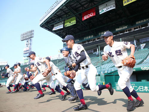 第101回全国高校野球選手権大会・甲子園練習　甲子園練習でグラウンドに駆け出す北照ナイン（撮影・上山淳一）＝2019年8月1日、甲子園球場