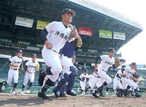 第101回全国高校野球選手権大会・甲子園練習　甲子園練習でグラウンドに駆け出す沖縄尚学ナイン（撮影・上山淳一）＝2019年8月1日、甲子園球場