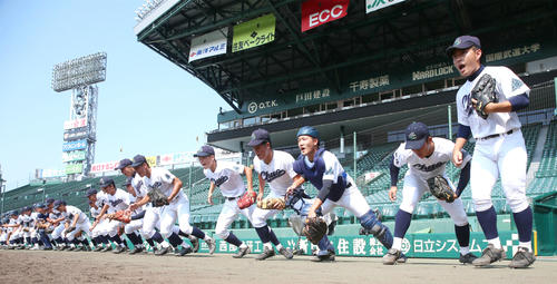 第101回全国高校野球選手権大会・甲子園練習　甲子園練習でグラウンドに駆け出す秋田中央ナイン（撮影・上山淳一）＝2019年8月1日、甲子園球場