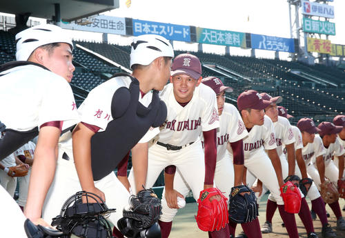 第101回全国高校野球選手権大会・甲子園練習　あこがれの甲子園のグラウンドに笑顔を見せる旭川大高ナイン（撮影・上山淳一）＝2019年8月1日、甲子園球場