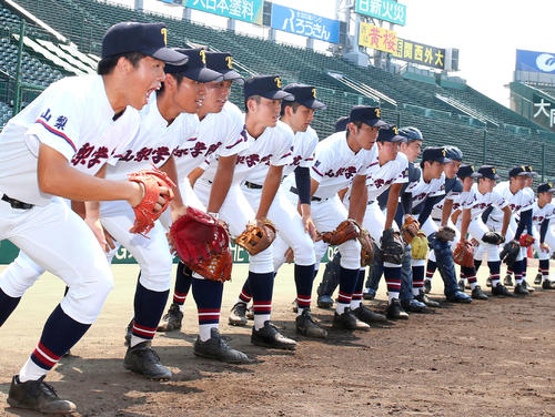 甲子園練習で気合の表情で意気込む山梨学院ナイン（撮影・上山淳一）