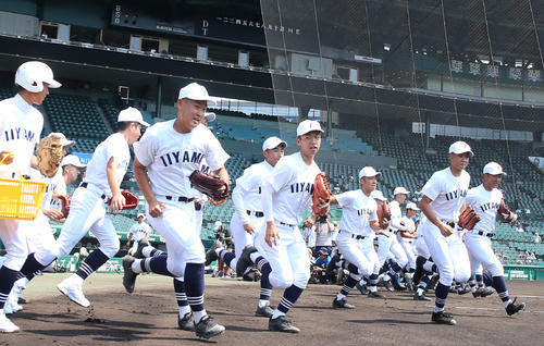 甲子園練習でグラウンドに駆け出す飯山ナイン（撮影・上山淳一）