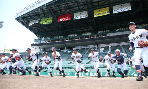 第101回全国高校野球選手権大会・甲子園練習　甲子園練習でグラウンドに駆け出す日本文理ナイン（撮影・上山淳一）