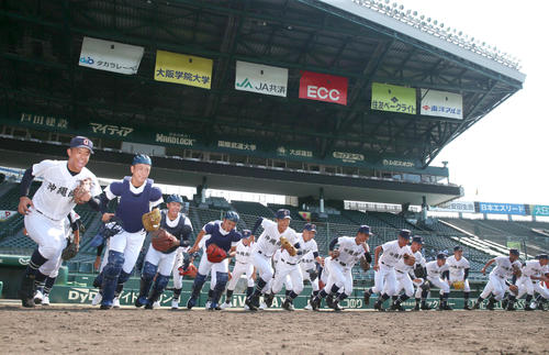 甲子園練習でグラウンドに駆け出す沖縄尚学ナイン（撮影・上山淳一）