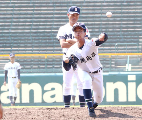 沖縄尚学の比嘉監督（後方）はマウンドで練習の選手を見守る（撮影・上山淳一）
