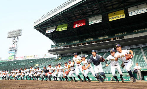 一斉にグラウンドへ駆け出す前橋育英ナイン（撮影・加藤哉）