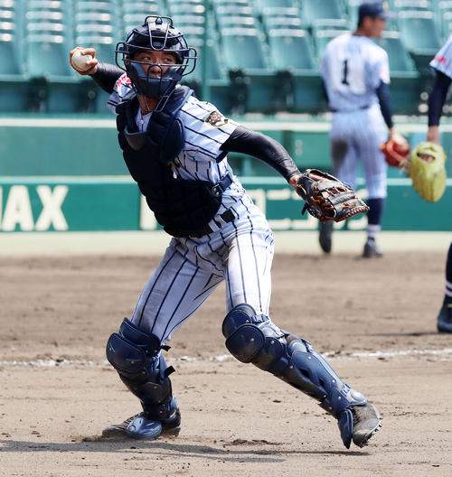 シートノックで一塁へ送球する井上恵輔主将（撮影・加藤哉）＝2019年8月2日、甲子園球場