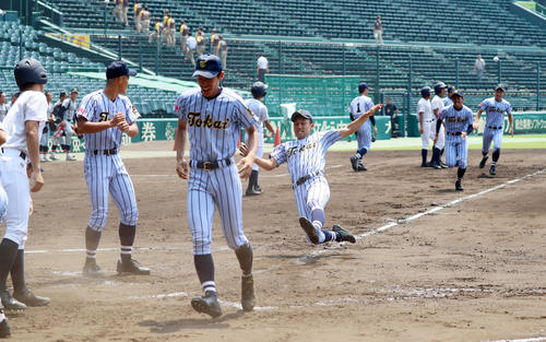 練習開始直後、ベースランニングを行う東海大相模ナイン（撮影・加藤哉）＝2019年8月2日、甲子園球場