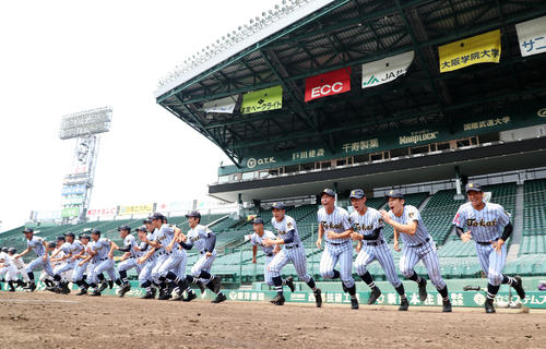 一斉にグラウンドへ駆け出す東海大相模ナイン（撮影・加藤哉）＝2019年8月2日、甲子園球場