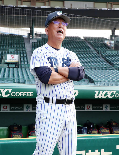 練習を見守る明徳義塾の馬淵監督（撮影・加藤哉）