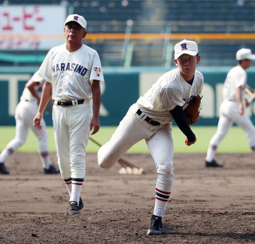 マウンドから投球練習する習志野の飯塚（撮影・加藤哉）