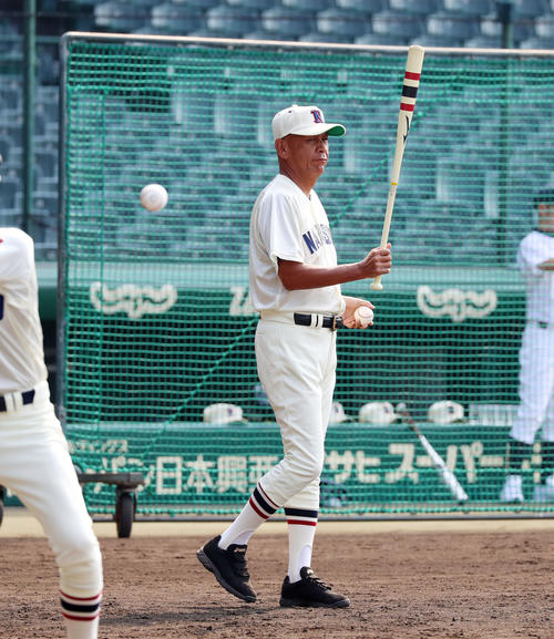 ノックする習志野の小林監督（撮影・加藤哉）