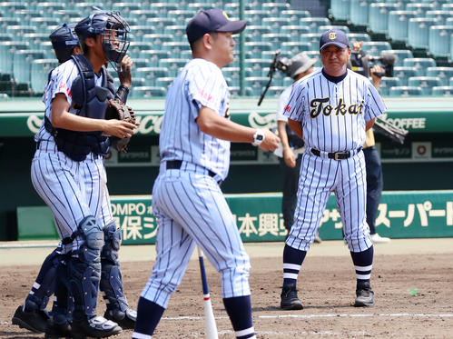 ナインの動きを見つめる東海大相模・門馬監督（撮影・加藤哉）