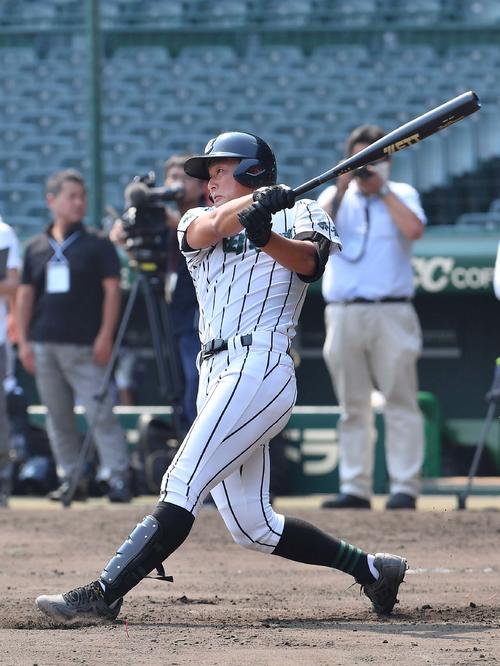フリー打撃で快音を響かせる津田学園・前川夏輝（撮影・上田博志）
