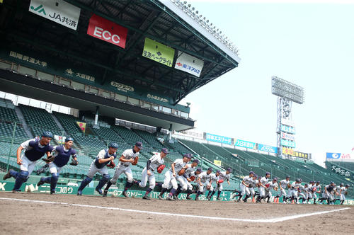 第101回全国高校野球選手権大会・甲子園練習　甲子園練習でグラウンドに駆けだす立命館宇治ナイン（撮影・上山淳一）