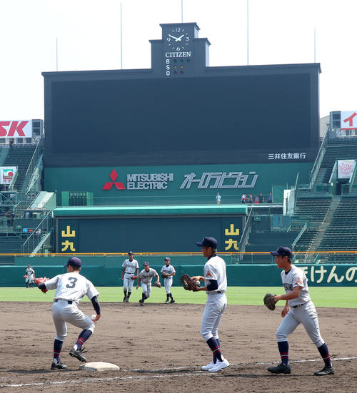 第101回全国高校野球選手権大会・甲子園練習　甲子園練習をする立命館宇治ナイン（撮影・上山淳一）